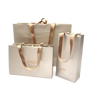 Tas Kertas Hadiah Hitam Mewah Logo Cetak Kustom untuk Sepatu Pakaian Belanja Hadiah Pernikahan Kemasan Perhiasan dengan Pegangan Pita