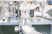 Machine d'assemblage automatique de bouchons à dosage, de bouchons à clapet, de bouchons à bec verseur en plastique