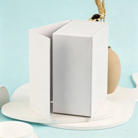 Boîte cadeau personnalisée de luxe en carton blanc imperméable avec couvercle fermé pour vêtements, emballage cadeau élégant et écologique