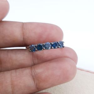 แหวนเพชรทรงกลมสีน้ำเงินเสริมประกาย Jewelspaark น้ำหนัก 1.00 กะรัต เงินแท้ 925 สำหรับผู้หญิง - Product Image 3