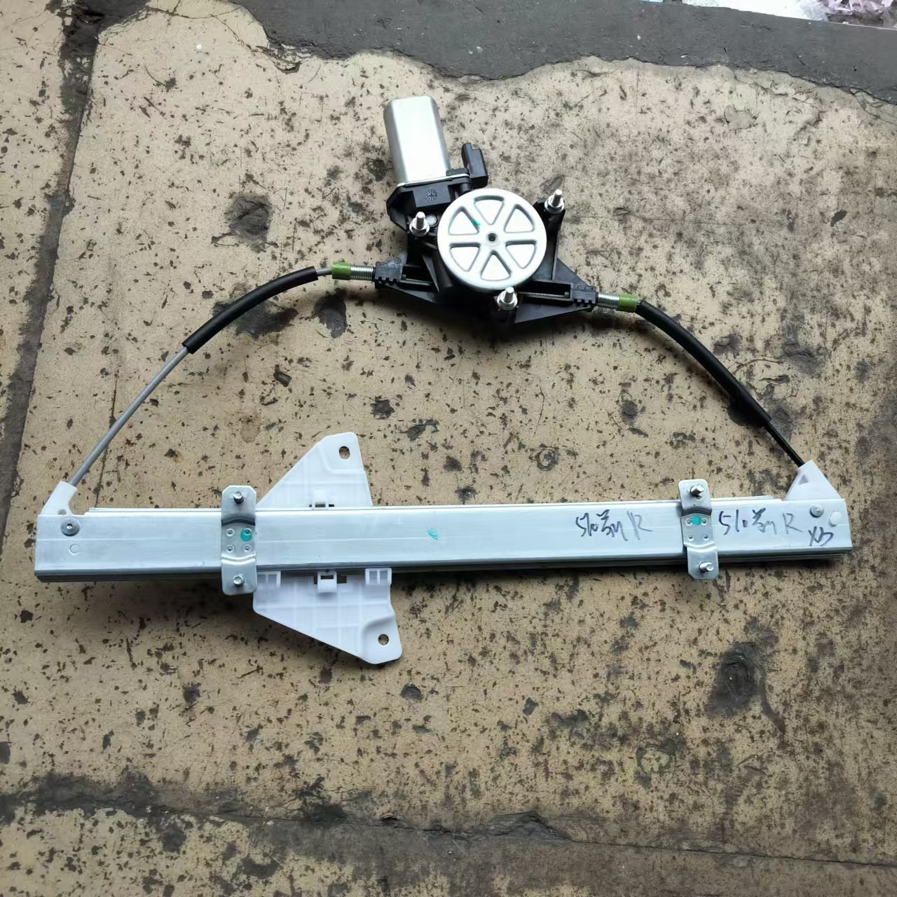 Right Front Power Window Lifter Window Regulator for Wuling Baojun 510 Car Covers Auto Parts Image 4