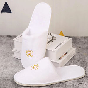 Pantuflas Desechables Portátiles de Alta Calidad, Fabricadas con Tela de Coral Suave, Biodegradables y Ecológicas, con Logotipos Personalizados Bordados - Product Image 1