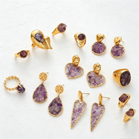Bijoux personnalisés, pendentif en laiton texturé plaqué or 18 carats avec éclats de pierres naturelles, boucles d'oreilles pendantes en forme de cœur en améthyste concassée