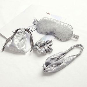 Masque de sommeil en satin imprimé bloquant la lumière avec pochette en soie de mûrier de qualité supérieure pour le sommeil, la sieste et les voyages en avion - Product Image 2