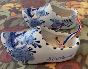 Miniature en porcelaine peinte à la main, sabots hollandais, bleu de Delft, moulin à vent - Product Image 4