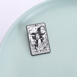 Die Hexe Tarot Karten Emaille Pin Gothic Mystic Witchy Vibes Schwarze Katze Metall Brosche Revers Rucksack Abzeichen Schmuck Geschenk für Freunde - Product Image 1