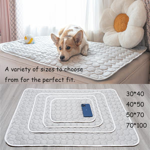 Alfombrilla refrescante para mascotas de seda helada impermeable suave transpirable de verano al por mayor lavable portátil para dormir y entrenar perros y gatos - Product Image 3