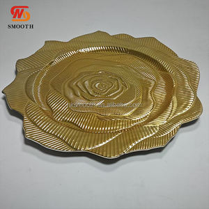 SMOOTH Plato de Presentación Redondo de Plástico con Diseño Floral en Forma de Rosa Dorado Metálico de 13 Pulgadas al por Mayor - Product Image 2