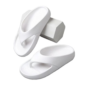 Tongs populaires en EVA injecté pour hommes – Chaussures respirantes pour adultes, été comme hiver, pantoufles plates imperméables, légères et élégantes à plateforme - Product Image 2