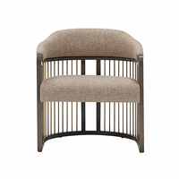 Fauteuil en tissu premium à un siège avec cadre métallique vertical en laiton pour salon Décoration moderne de luxe
