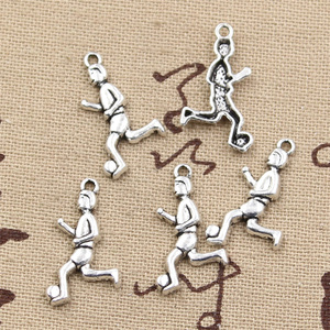 Breloques Football Sporter <span class=keywords><strong>Joueur</strong></span> <span class=keywords><strong>De</strong></span> Football 23x13mm Tibétain Argent Couleur Pendentifs Antique Fabrication <span class=keywords><strong>De</strong></span> Bijoux BRICOLAGE À La Main Artisanat - Product Image 3