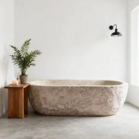 Baignoire autoportante en marbre au design moderne, grande, en travertin poli, pierre naturelle, portable, pour usage intérieur.