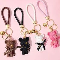 Porte-clés en silicone style dessin animé ours en peluche avec nœud papillon, accessoire pour sac à dos et voiture, idéal petit cadeau quotidien pour hommes et femmes