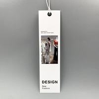 Étiquettes suspendues personnalisées minimalistes en papier blanc avec cordon noir, étiquettes de vêtements imprimées avec logo personnalisé en gros pour les marques de mode