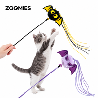 Vente en gros : Jouet baguette à chat d'Halloween avec motif chauve-souris en peluche, son clochette et longues franges en ruban pour chats d'intérieur