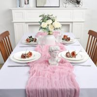 Chemin de table en gaze rose et vert sauge, style bohème, pour décoration de table de mariage, de dîner ou d'événement, en tissu gaze.