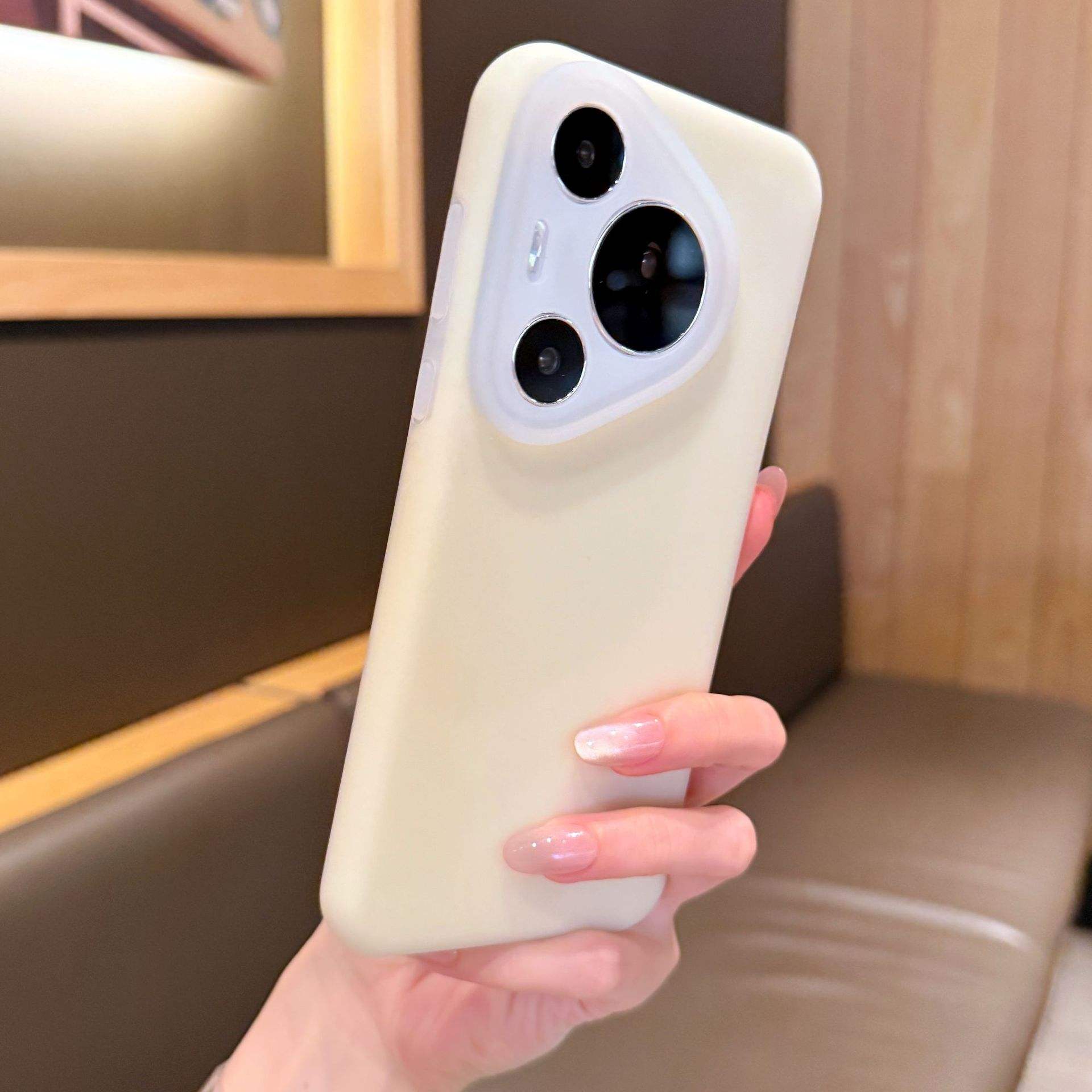 สีเหลืองครีม