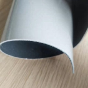 Membrane d'étanchéité VPVC renforcée <span class=keywords><strong>gris</strong></span> <span class=keywords><strong>clair</strong></span> + <span class=keywords><strong>gris</strong></span> double couleur personnalisée matériau <span class=keywords><strong>PVC</strong></span> soudable pour toits durables chinois - Product Image 1