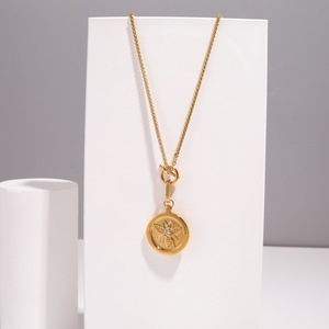 Collar con Colgante de Zirconia, Resistente al Agua, Chapado <span class=keywords><strong>en</strong></span> Oro, Cadena de Acero Inoxidable con Patrón de Abeja, Joyería Moderna <span class=keywords><strong>para</strong></span> Parejas, Unisex - Product Image 2