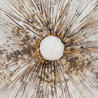 Peinture murale abstraite 3D texturée or et blanc, motif soleil éclatant, avec sphère centrale – Offre Spéciale