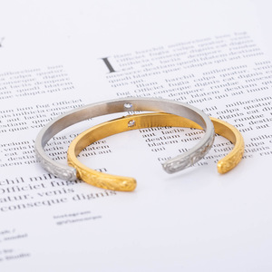 กำไลข้อมือรูปตัว C ชุบทองไทเทเนียมสไตล์จีนโบราณ ประดับเพชร ดีไซน์ลายเถาวัลย์ สำหรับผู้หญิง แบบเปิดได้ - Product Image 3