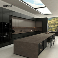 Meubles de cuisine modulaires noirs sur mesure, design moderne, portes laquées, panneaux MDF et mélamine, armoires de cuisine en bois avec îlot