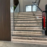 Carrelage en marbre gris foncé avec veines blanches Emperador Cloud pour escaliers de villa intérieurs avec garde-corps en verre trempé, design moderne