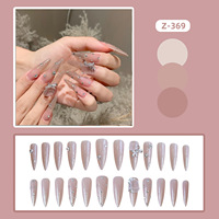 Ongles artificiels de luxe faits à la main, couleur rose nude transparente, style stiletto, avec dégradé de paillettes fines et strass multi-tailles dispersés