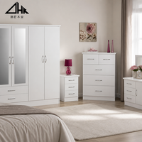 Ensemble de meubles de chambre à coucher blancs minimalistes modernes, armoire en bois avec miroir et commode pour la maison et l'appartement