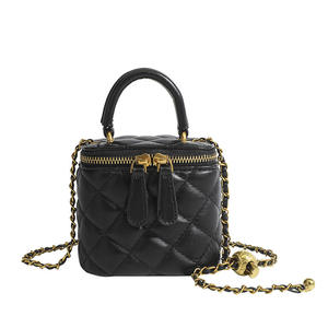 حقائب يد فاخرة جديدة للفتيات، حقائب يد ماركة مشهورة بسلسلة، حقائب كتف مبطنة للسيدات، حقائب يد فاخرة مصممة للنساء - Product Image 1