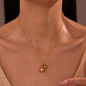 El collar de acero inoxidable con colgante de gota de agua es un accesorio ligero, lujoso y versátil con un diseño que no se decolora. - Product Image 1