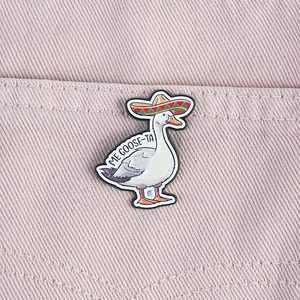 Pin Esmaltado de Ganso Divertido con Sombrero, Broche de Animal de Dibujos Animados Adorable, Regalo de Broma de Ganso con Calcomanía de Palíndromo - Product Image 2