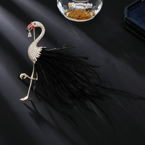 Spilla Premium a Forma di Fenicottero con Coda di Piume Placcata Oro, Raffinata Spilla con Zirconi <span class=keywords><strong>per</strong></span> Giacche e Cappotti, Accessorio Regalo - Product Image 3