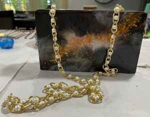 กระเป๋าคลัทช์เรซิ่นดีไซน์เนอร์สำหรับผู้หญิง คุณภาพสูง ลวดลายสีสันสดใส และดีไซน์น้ำหนักเบา สวมใส่สบาย - Product Image 3