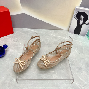 Sandalias de tacón Mary Jane de malla transpirable antideslizantes para mujer con tacón cuadrado, correa trasera con lazo y detalle de remaches estilo Valentino - Product Image 2