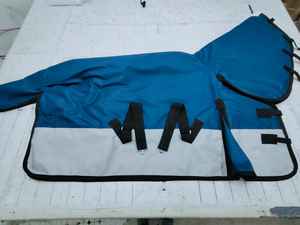 Couverture pour cheval personnalisée OEM avec matériau doux pour la peau, sangles réglables, couverture pour cheval durable à vendre par les exportateurs - Product Image 2