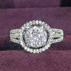 Anello con Zirconi Scintillanti da Donna, Elegante Gioiello da Dito per Feste e Occasioni Speciali - Product Image 1