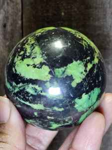 Sphère d'<span class=keywords><strong>Opale</strong></span> Verte Foncée Naturelle <span class=keywords><strong>de</strong></span> <span class=keywords><strong>Madagascar</strong></span>, Pierre <span class=keywords><strong>de</strong></span> Guérison et <span class=keywords><strong>Opale</strong></span> Verte pour la Maison, <span class=keywords><strong>Opale</strong></span> Verte dans une Sphère d'Hématite - Product Image 2
