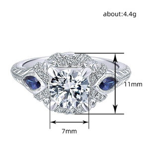Anello di Fidanzamento Q985 per Donna in Oro Bianco con Diamante e Zaffiro Laterale, Taglio Brillante Rotondo, Colore D Naturale - Product Image 4
