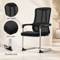 Chaise de bureau moderne en maille pour invités, réglable en hauteur, avec base cantilever chromée, accoudoirs et siège rembourré, idéale pour les conférences et les réceptions.