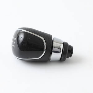 Pomo de Palanca de Cambios de Cuero Negro y Plateado de 5 y 6 Velocidades Ergonómico para Ford Focus - Product Image 1