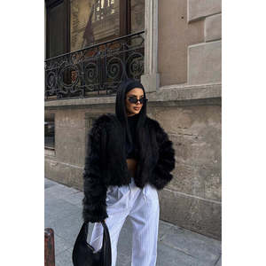 Abrigo Corto de Piel Sintética con Estampado Vintage Negro, Diseño Largo y Ajustado con Relleno de Camello, Cierre de un Solo Botón, Material de Lana y Seda - Product Image 1