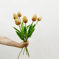 Fleurs artificielles tulipes à 5 têtes, toucher réel, directement de l'usine, nouvelle décoration d'intérieur populaire avec design floral au toucher réel, vente en gros