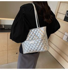 Sac à main pour femme à la mode en argent avec motif de diamant et poche zippée - Product Image 6