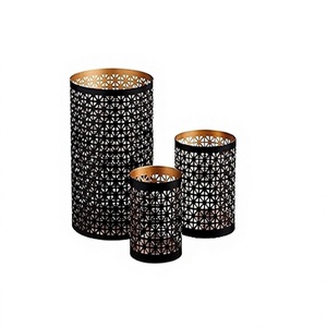 Ensemble de trois bougeoirs décoratifs en métal noir de différentes tailles pour accessoires de décoration de mariage - Product Image 1