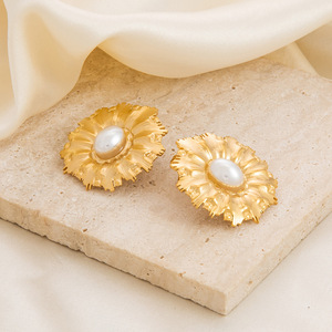 Boucles d'oreilles tendance plaquées or 18 carats en alliage de zinc, motifs fleur, étoile de mer, perle, tournesol, simples et polyvalentes - Product Image 3