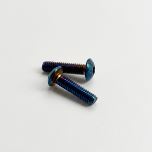 Vis à tête ronde hexagonale M4 x 16 mm bleues brûlées – Clous de remplacement pour repose-pieds de moto (couleur titane) - Product Image 2