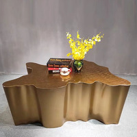 Table basse en acier inoxydable à grain de bois de luxe, surface miroir, forme irrégulière, design de souche, options de couleur or et argent pour salon