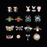 Abeille en alliage de zinc rayée avec ailes dorées pour sandales de jardin perforées et attaches de chaîne pour cache-poussière de téléphone