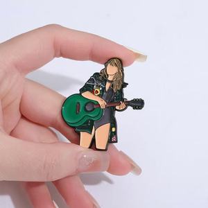 Toptan Metal Karikatür Müzik Broşu Yaratıcı Gitar Albümü Metal Rozeti Peri Temalı Noel Ulusal Gün Cadılar Bayramı Mezuniyet için - Product Image 3